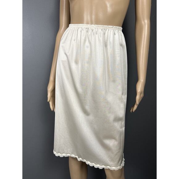 Vintage Vanity Fair Half Slip Cream Size Small L Antron III Dupont Nylon USA - Picture 2 of 8
